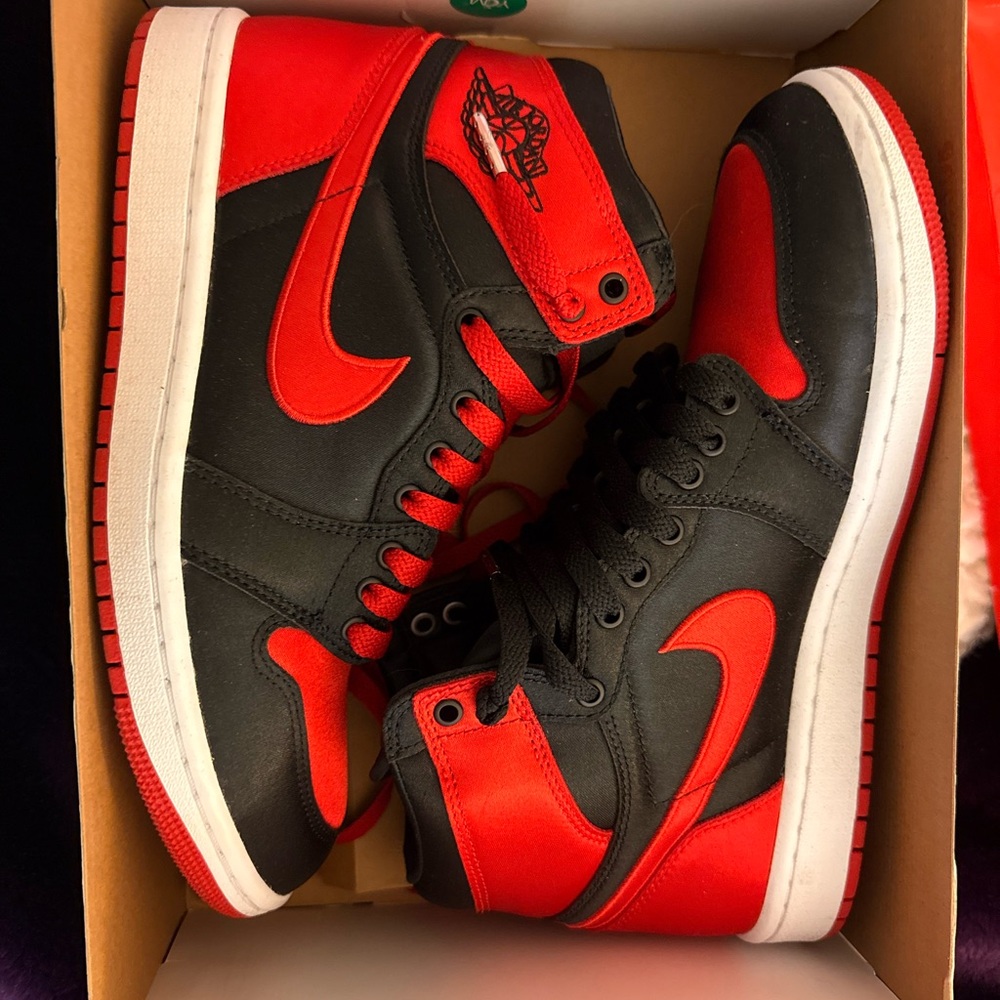 Nike Women’s  Black and Red Sneakers size 8.5